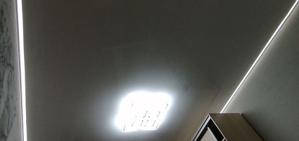 Контурный, глянцевый натяжной потолок с люстрой