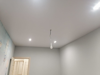 Натяжные потолки с двойными светильниками - санузел, коридор комнаты 