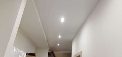 Натяжные потолки с двойными светильниками - санузел, коридор комнаты