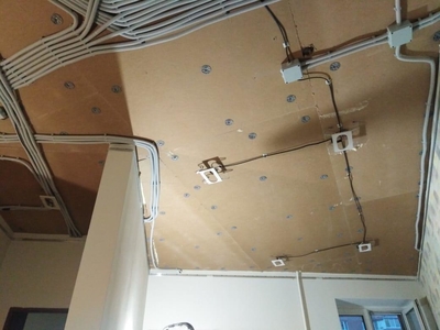 Натяжные потолки с двойными светильниками - санузел, коридор комнаты