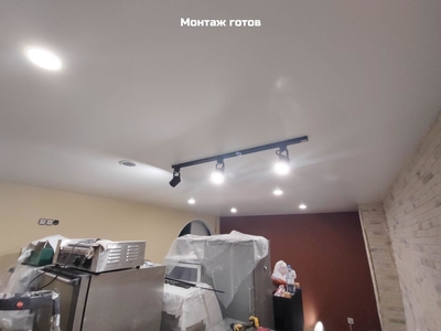 Помещение кафе. Натяжной потолок с трек-системой и светильниками 
