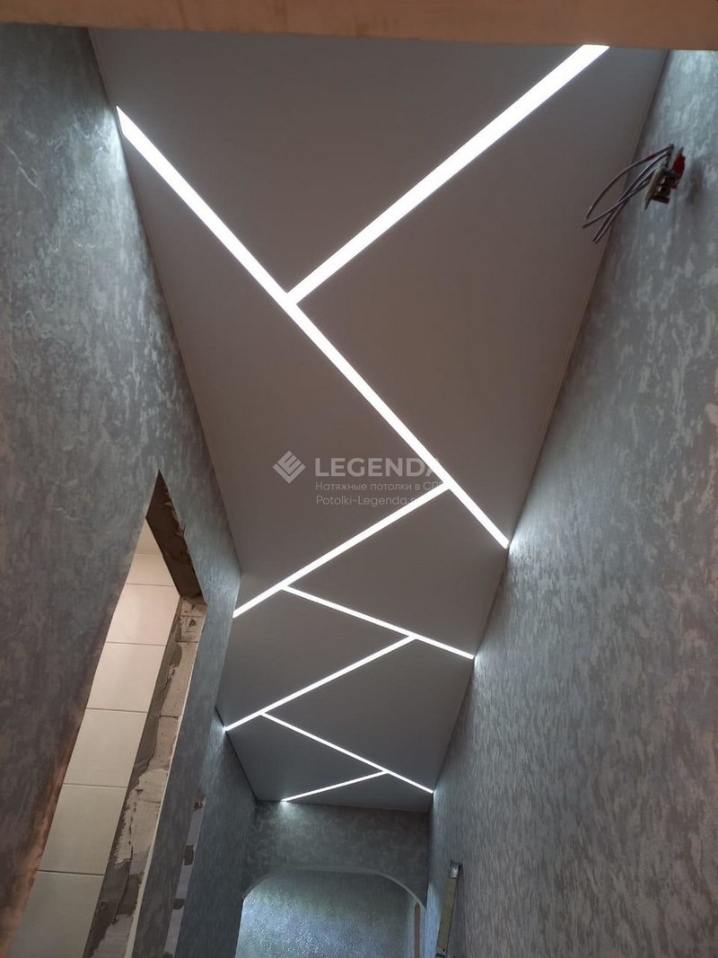 ПВХ натяжной потолок со световыми линиями