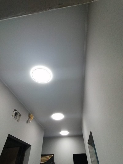 Три люстры-плафона в коридоре