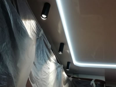 Накладные светильники (споты) и двухуровневый натяжной потолок с подсветкой - Фото 1