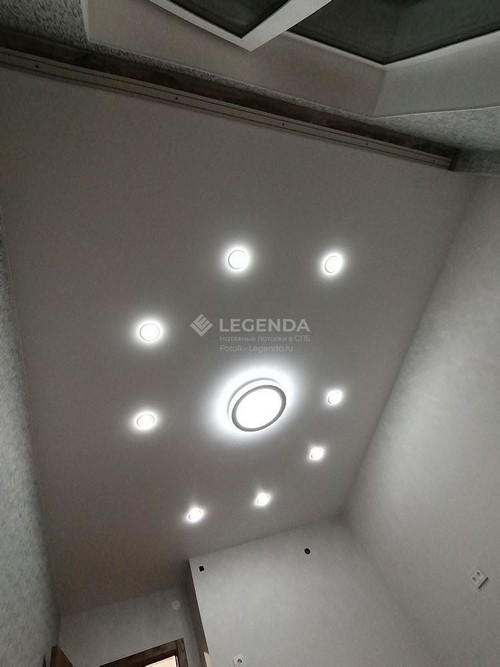 Натяжной потолок с  точечными светильниками и люстрой