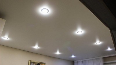 Распологаем светильники по натяжному потолку равномерно - Фото 1