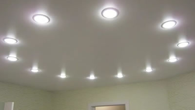 Распологаем светильники по натяжному потолку равномерно - Фото 3
