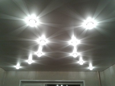 Точечные светильники расположенные полукругами на натяжном потолке