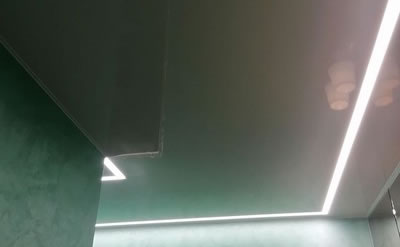 Глянцевый натяжной потолок в коридоре со световыми линиями - Фото 2