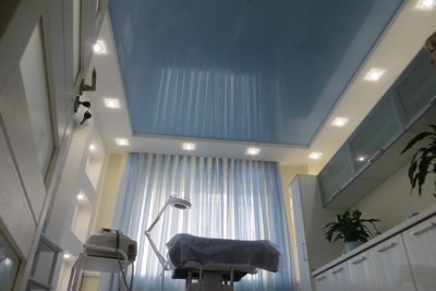 Глянцевый натяжной потолок в кабинете стоматолога
