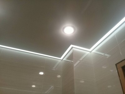 Контурный натяжной потолок с включенной подсветкой