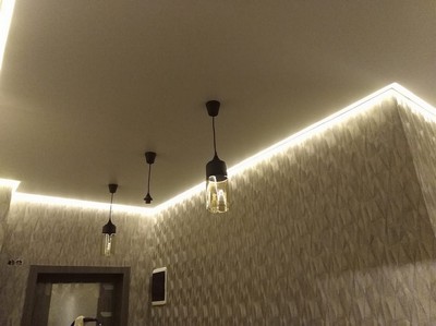 Контурный натяжной потолок включен без остального освещения