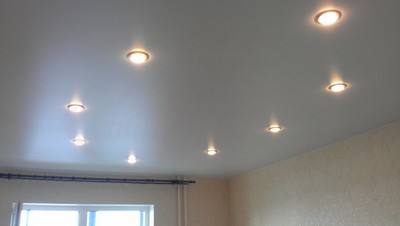 Натяжной потолок с точечными светильниками