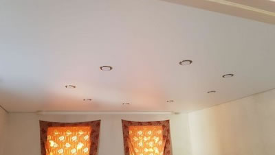 Натяжной потолок с точечными светильниками - Фото 2