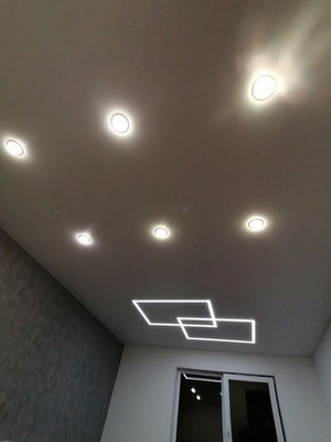 Световые линии на натяжном потолке в сочетании с точечными светильниками
